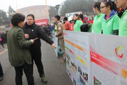 总干事给居民介绍服务.JPG